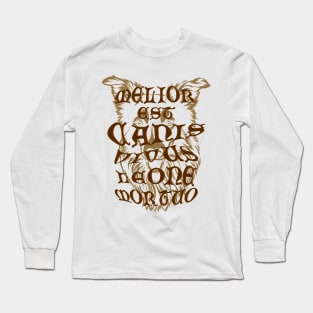 Melior est canis vivus leone mortuo' meaning a living dog is better than a dead lion, Gothic letters with a bas-relief effect on the background of a dog's head in shades of brown Long Sleeve T-Shirt